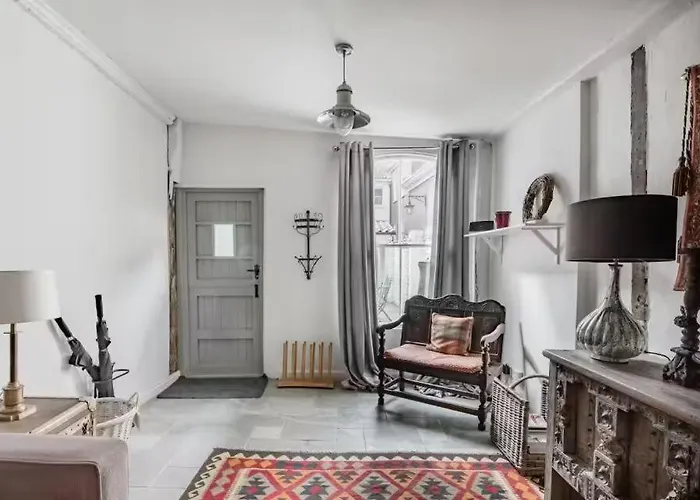 Bailey Court Apartment *